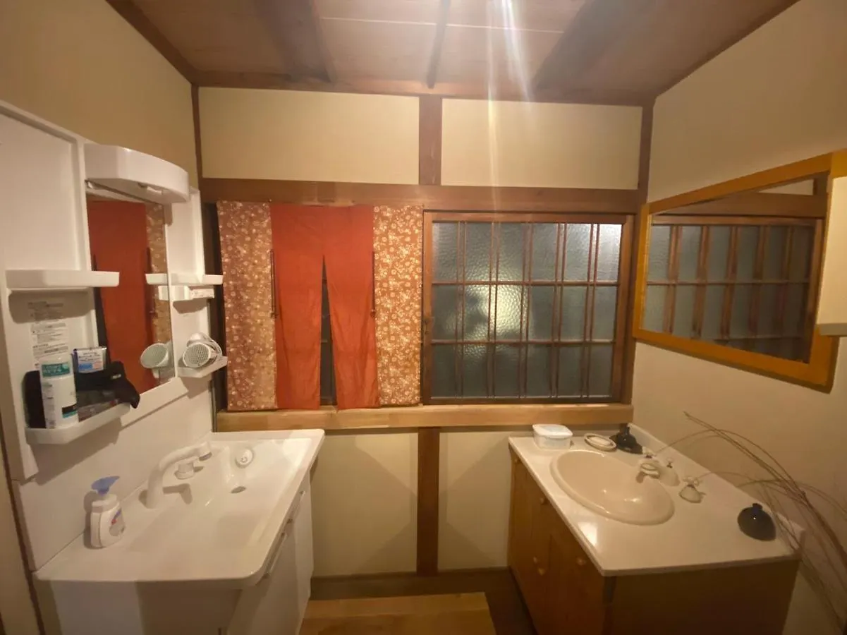 Guesthouse Omoya--全個室--囲炉裏のぬくもりと共にグループの絆を深める古民家宿でゆっくりとした時間を-6名部屋-6名部屋-8名部屋--最大20名-ペット同伴可は一室のみ- Matsuyama  0*, Matsuyama (Ehime)